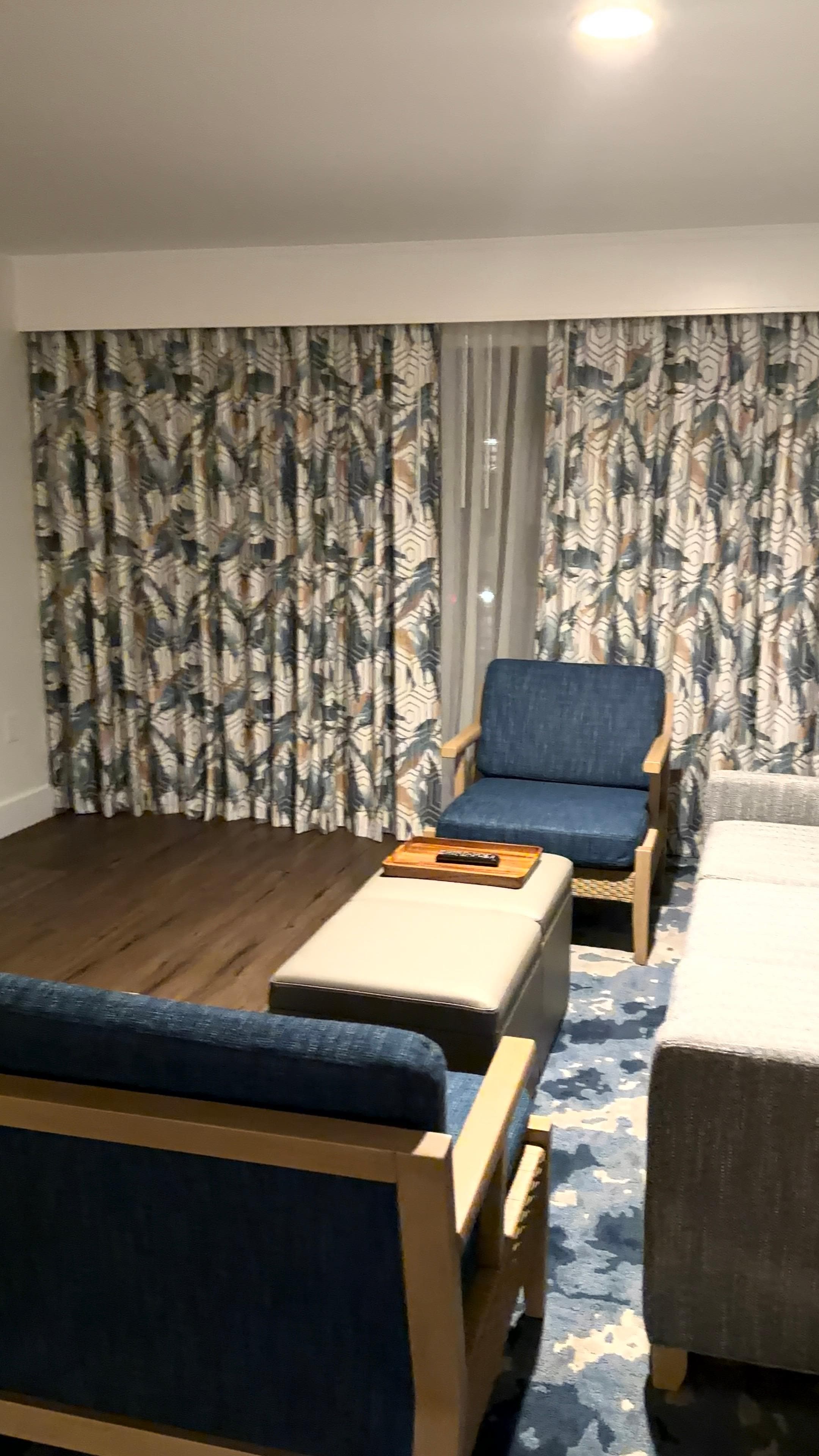 En la sala hay un sofá cama. 