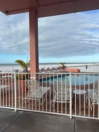 pool area-incredibly clean!