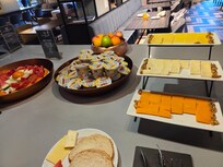 3 Sorten Käse dafür Obst und Joghurt