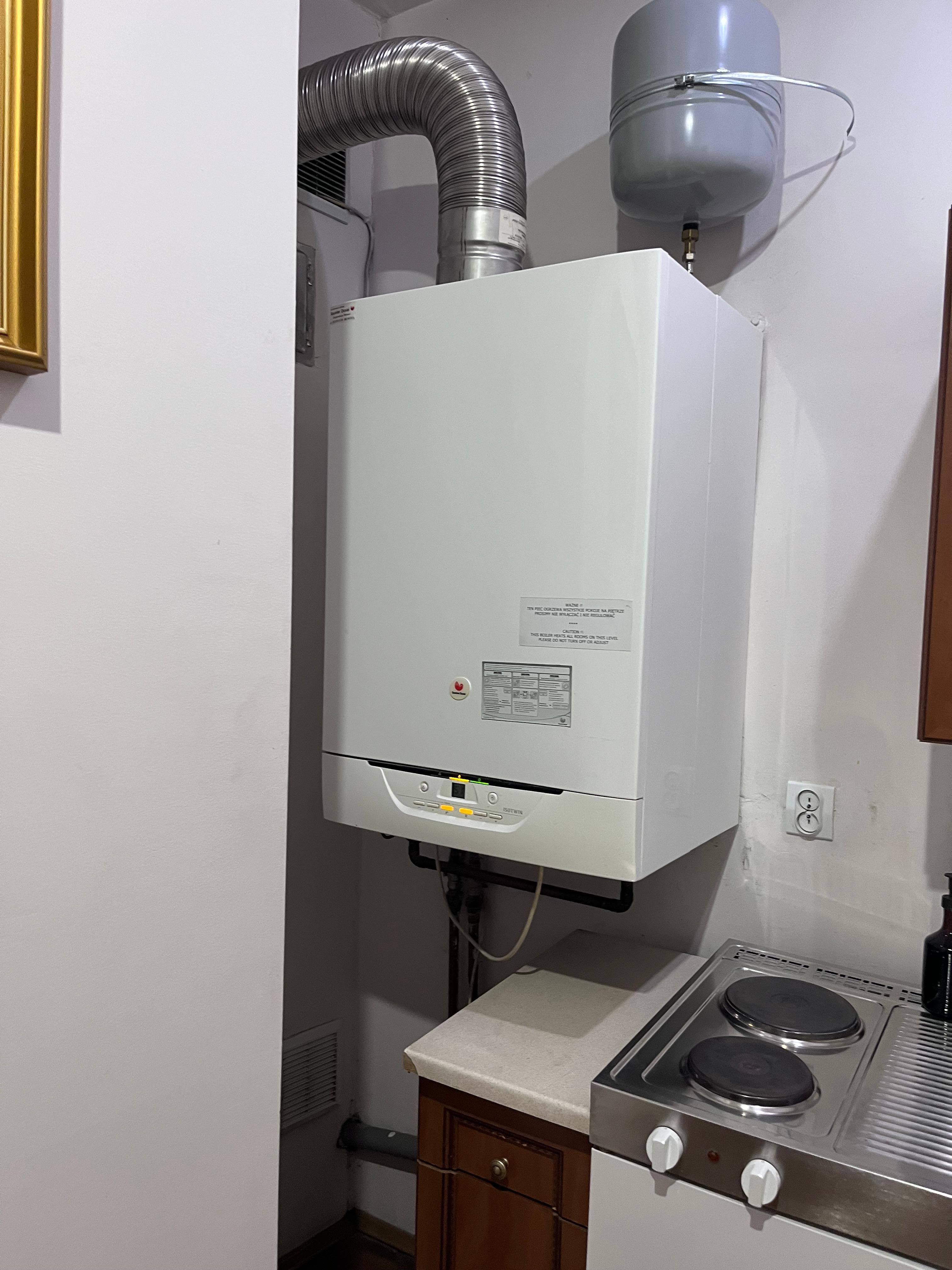 Caldaia a gas, brutta, rumorosa e pericolosa.