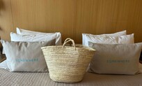 Attention aux détails, comme panier de plage artisanal fourni