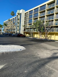 The outside of the hotel doesnât look like the one in the photo I booked