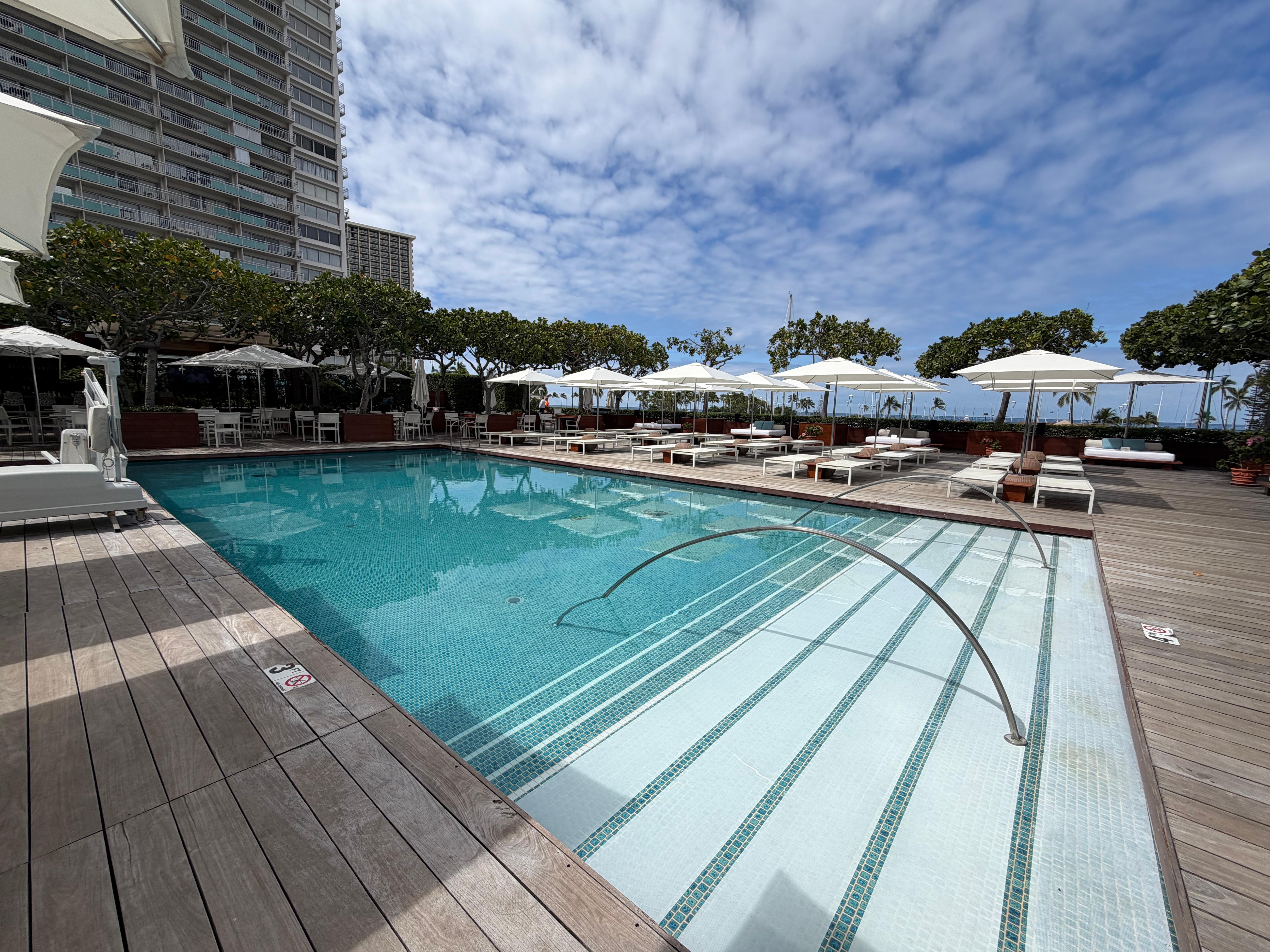 Piscine, bar et même chansonnier 