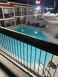 Very nice pool! Well kept and clean.