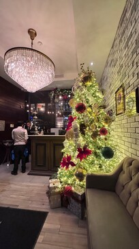 Ambiente navideño , recepción y lobby muy al estilo posadas