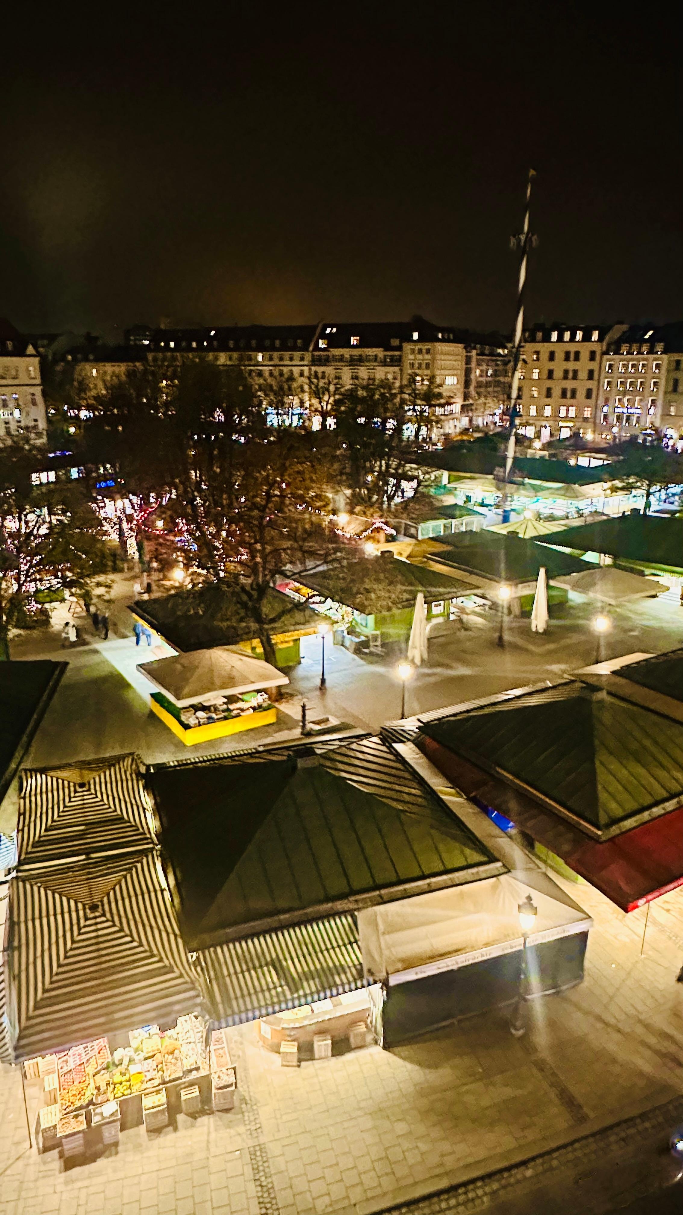 Blick aus dem Fenster auf den Viktualienmarkt.