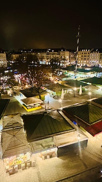 Blick aus dem Fenster auf den Viktualienmarkt.