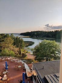 Kuva hotellihuoneesta mikä on merinäköalalla.