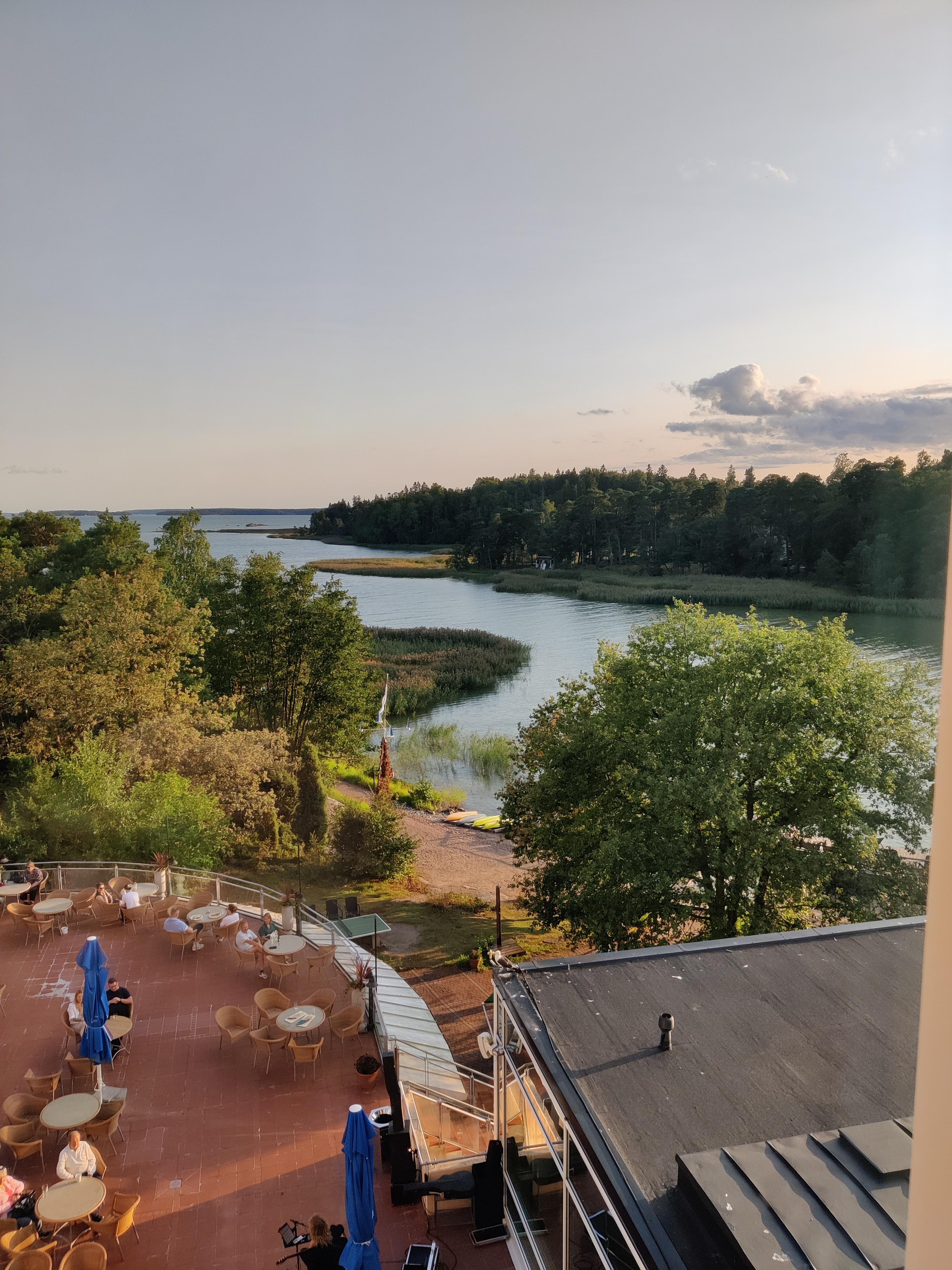 Kuva hotellihuoneesta mikä on merinäköalalla.