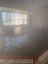 Kirmizi termal suyu havuzu