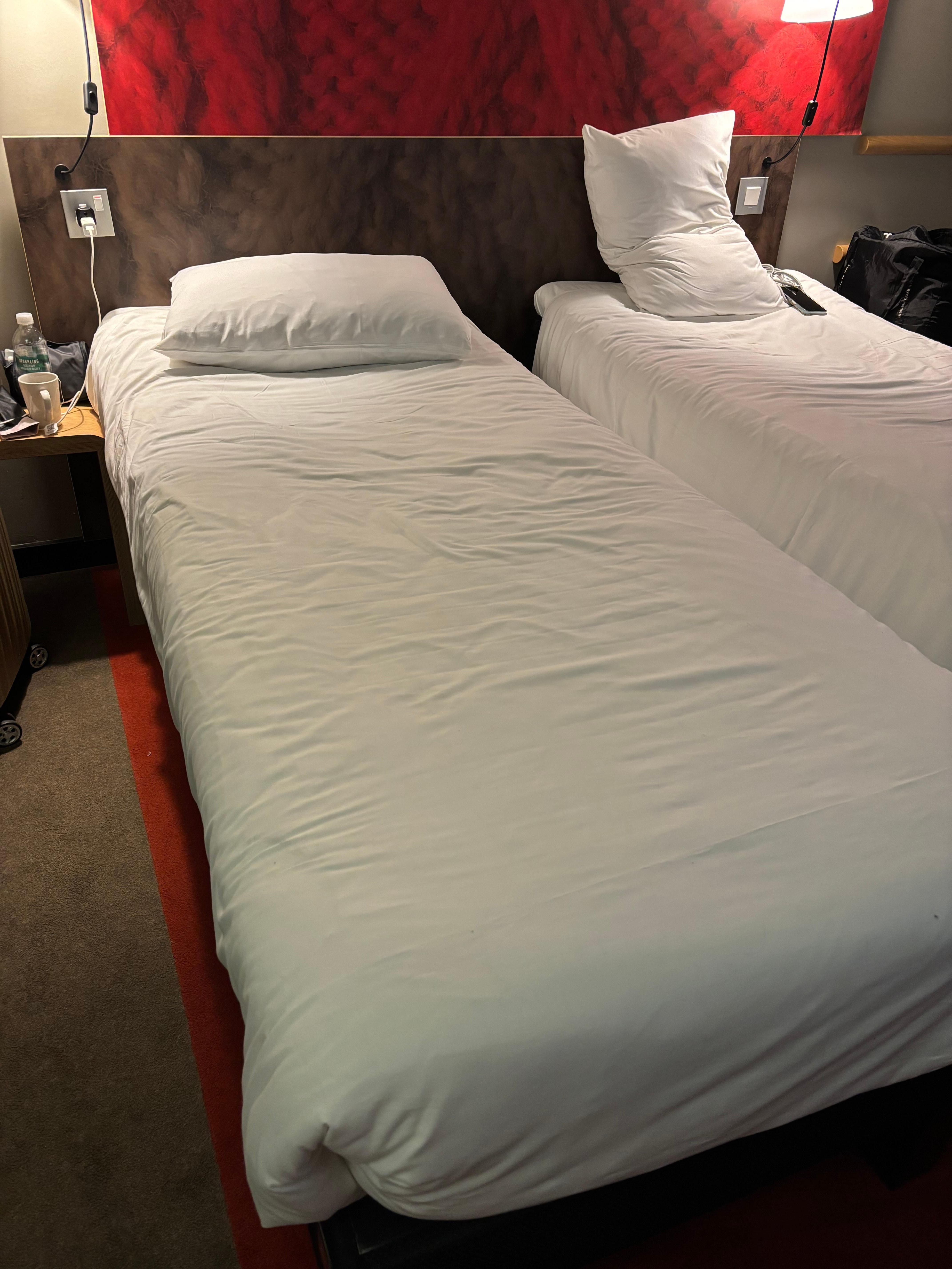 ベッドの幅はシングルより狭いかな