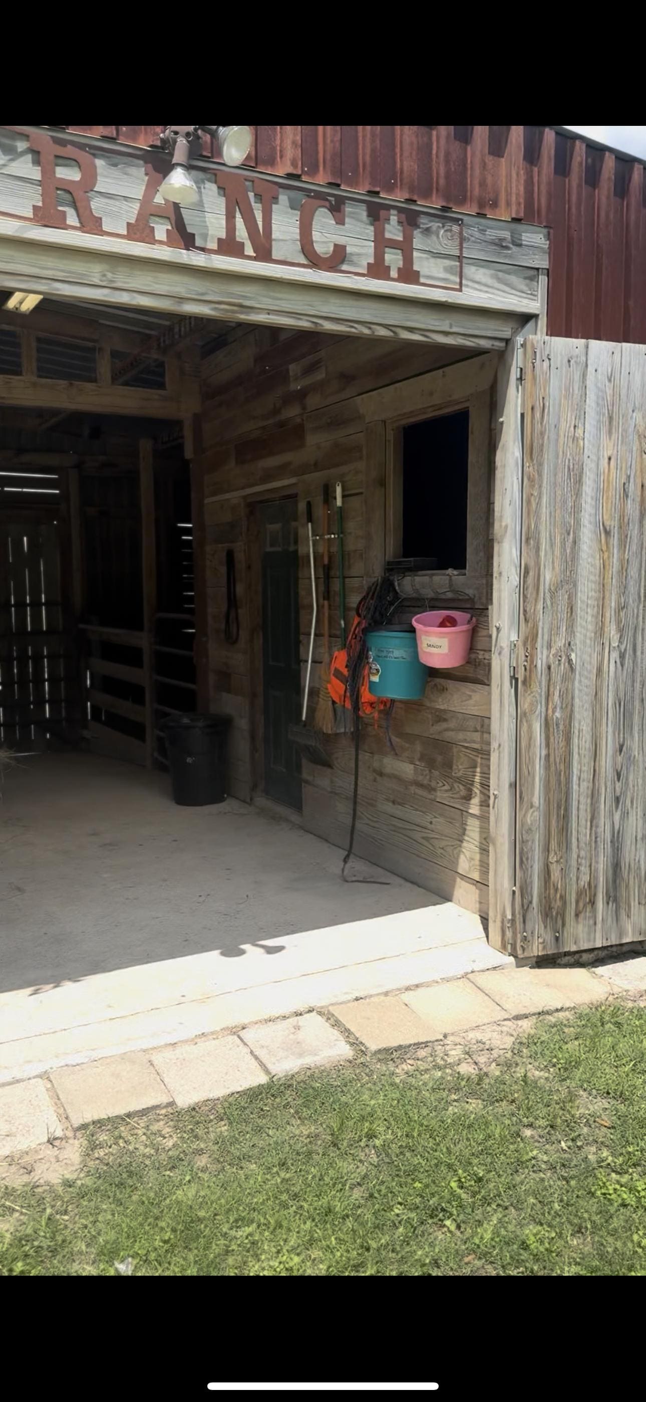 The barn was so cute and came prepped with everything you need for a horse. Just bring ur hay and grain. 