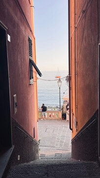 Passasjen ned til restaurantene og stranden.