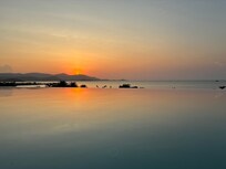 Coucher de soleil depuis l’appartement avec la piscine en premier plan.