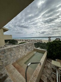 Plunge pool om our deck