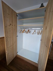 So sehen die Kleiderschränke aus: es fehlen Fächer/ Schubladen