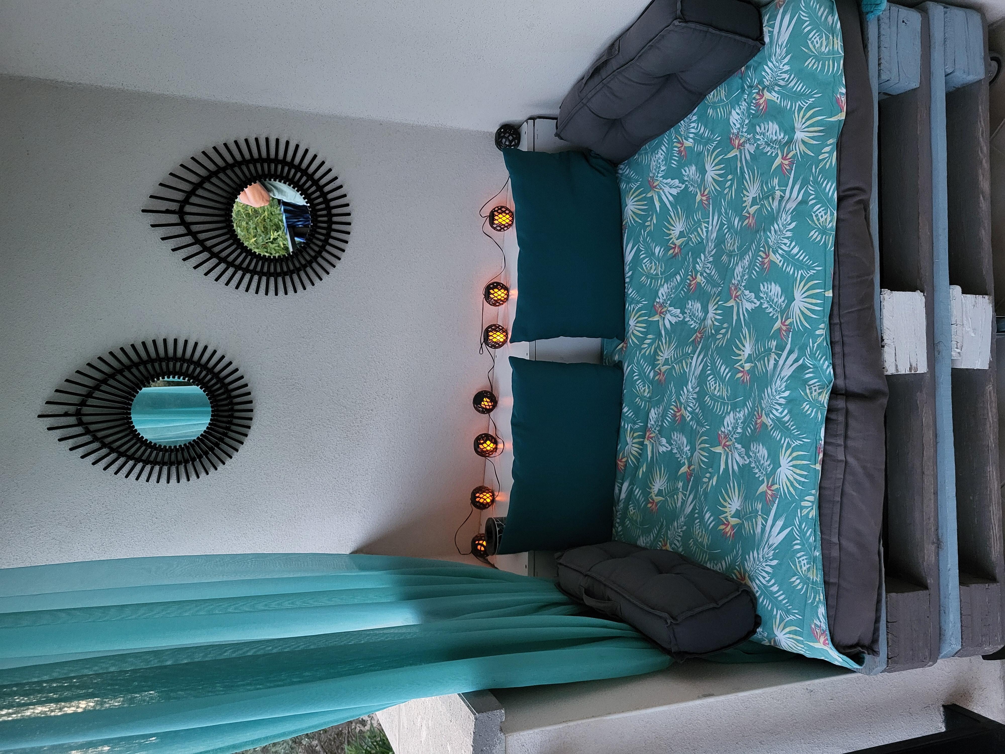 Het gezellige zithoekje op het terras.