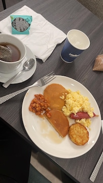 Breakfast was simple and convenient, offering a good selection to start the day. Everything was fresh and well organized.