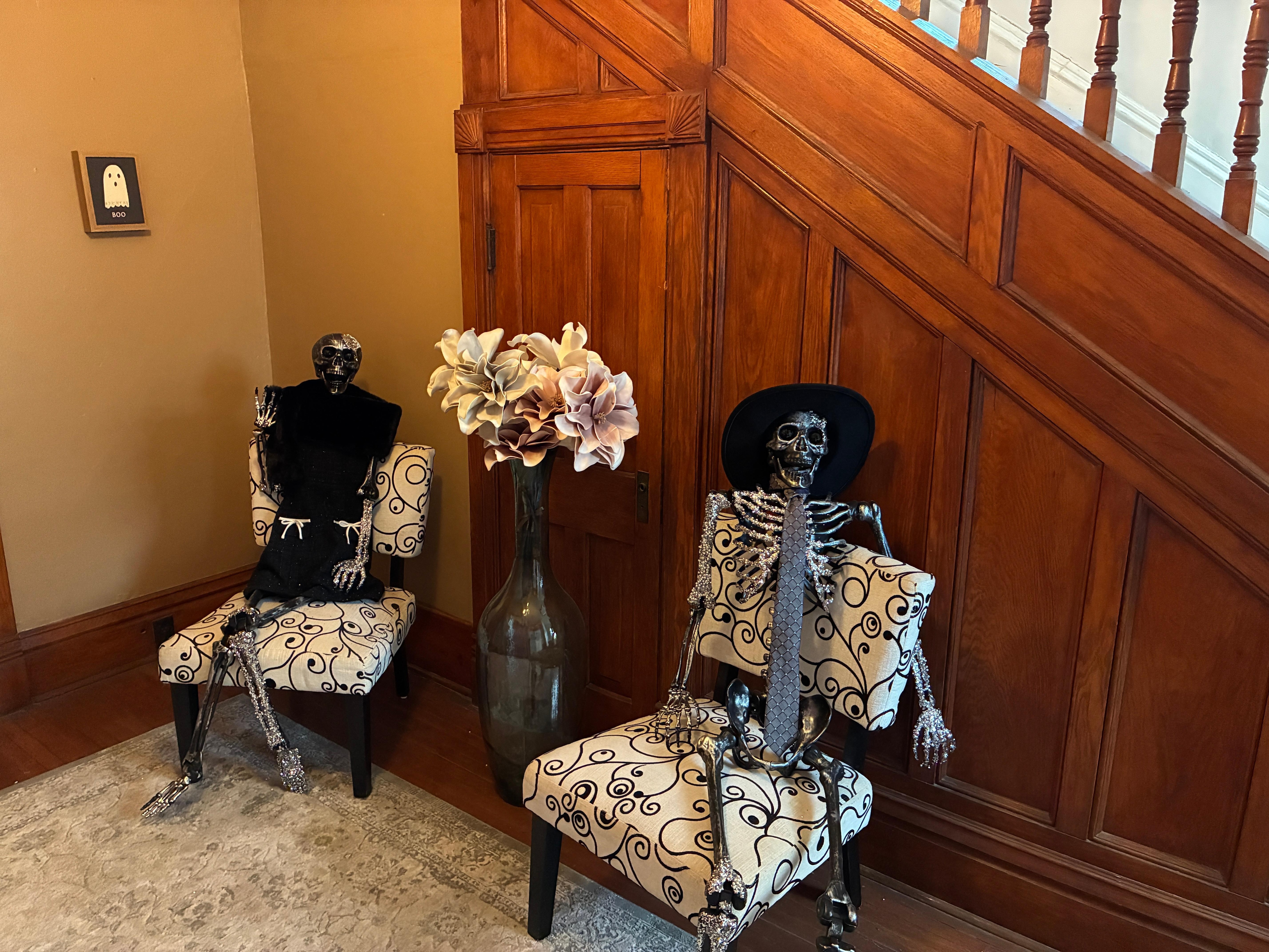 Charming couple met us in the lobby :}