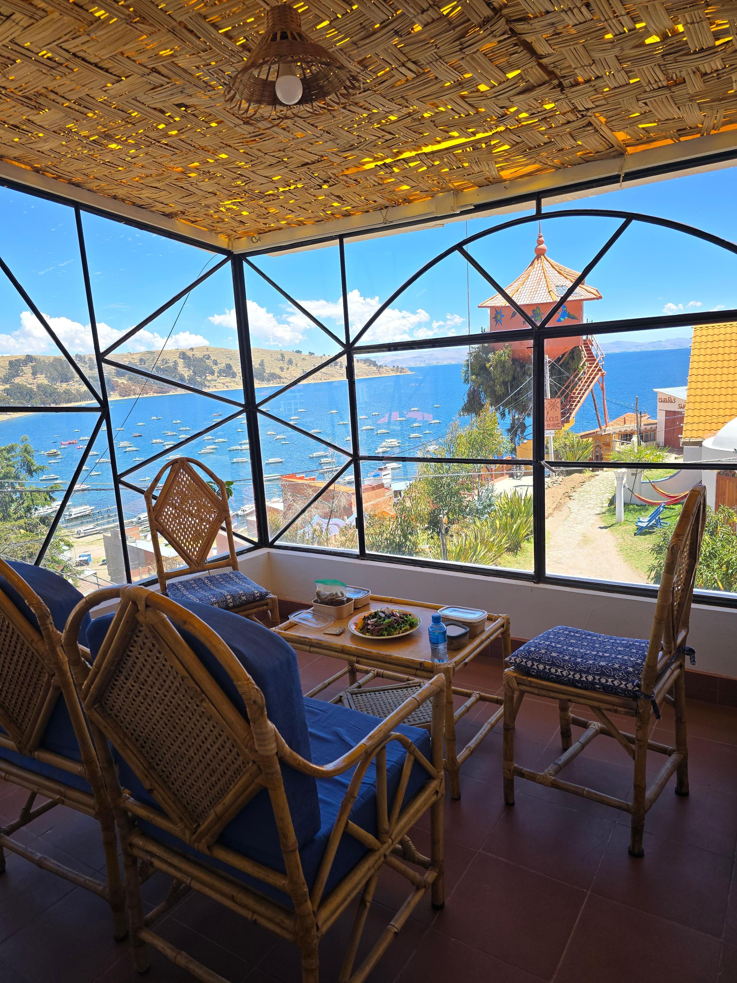 호수가 보이는 주방과 식탁