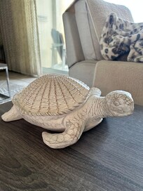 Fun decor in the middle of two amazing recliners