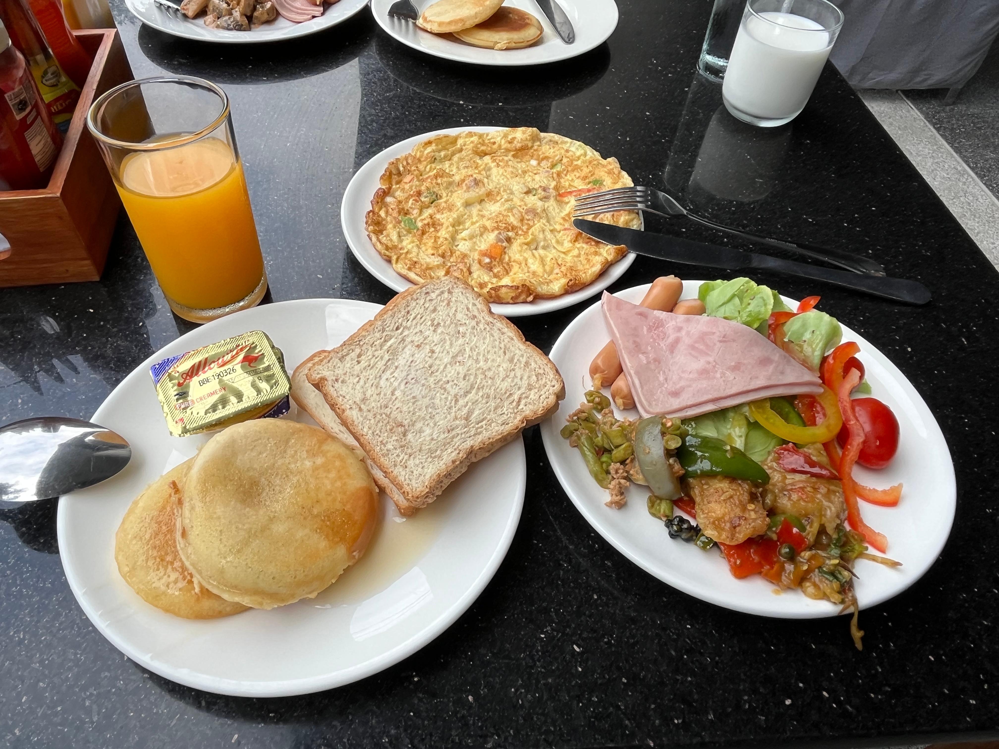朝ごはん。洋食のほかご飯もある。オムレツはその場で焼いてくれた