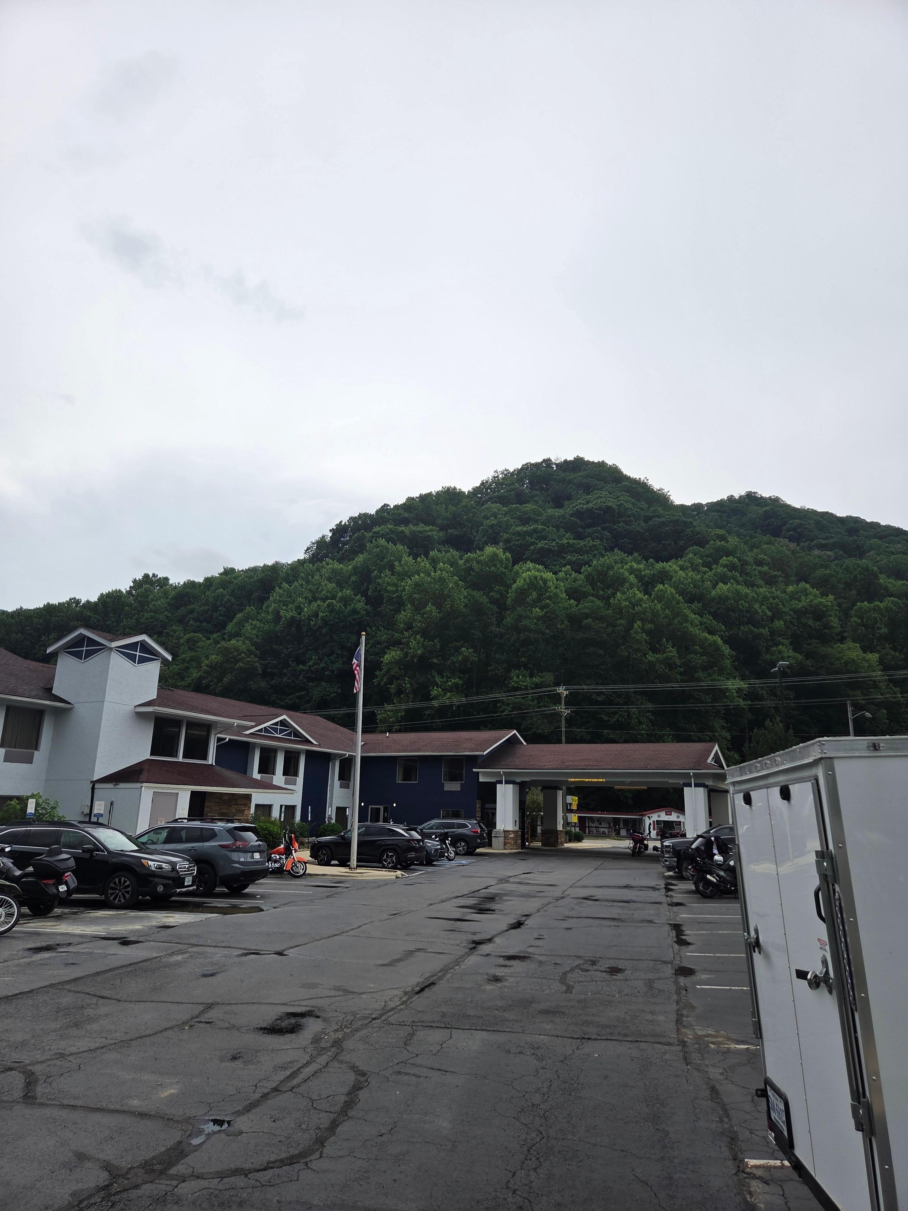 Picture of the hotel and the beautiful mountain's 