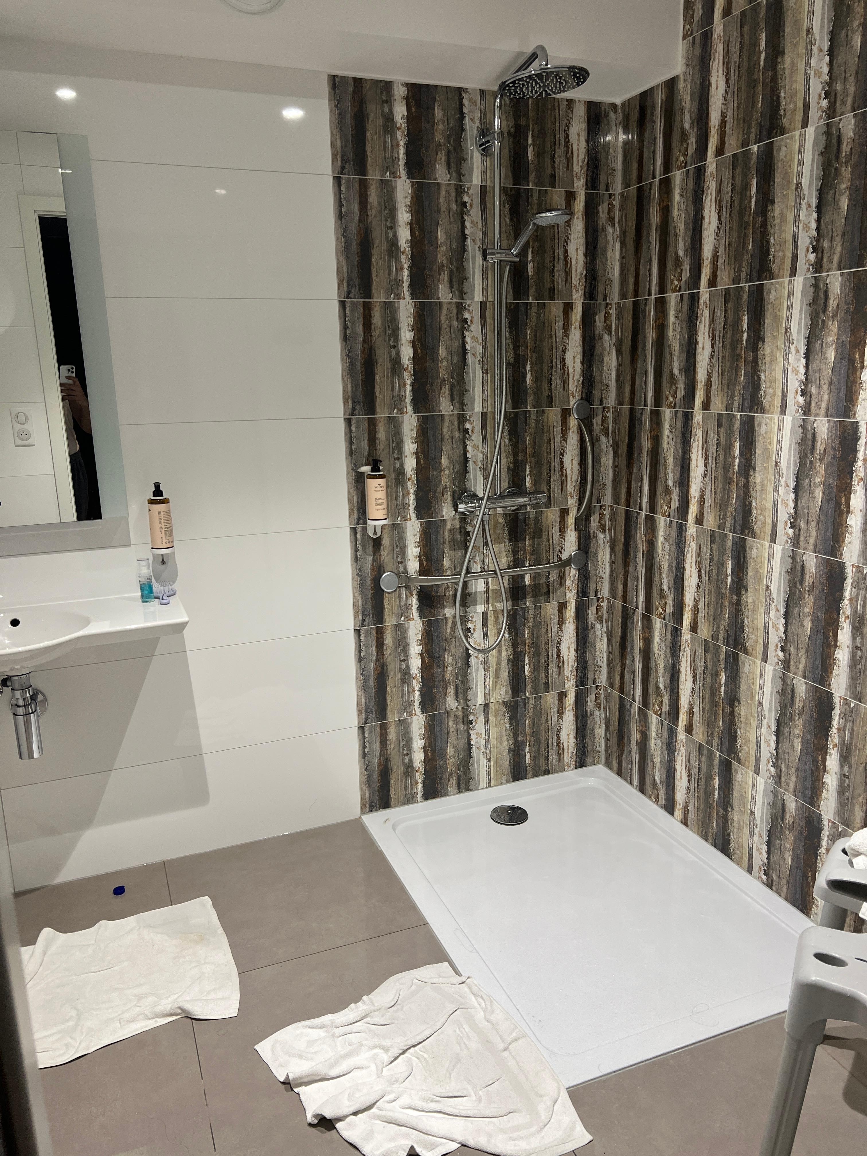 Duschen ohne Trennwand oder Glas, nach jedem duschen muss man über Wasser schwimmen!