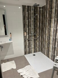 Duschen ohne Trennwand oder Glas, nach jedem duschen muss man über Wasser schwimmen!