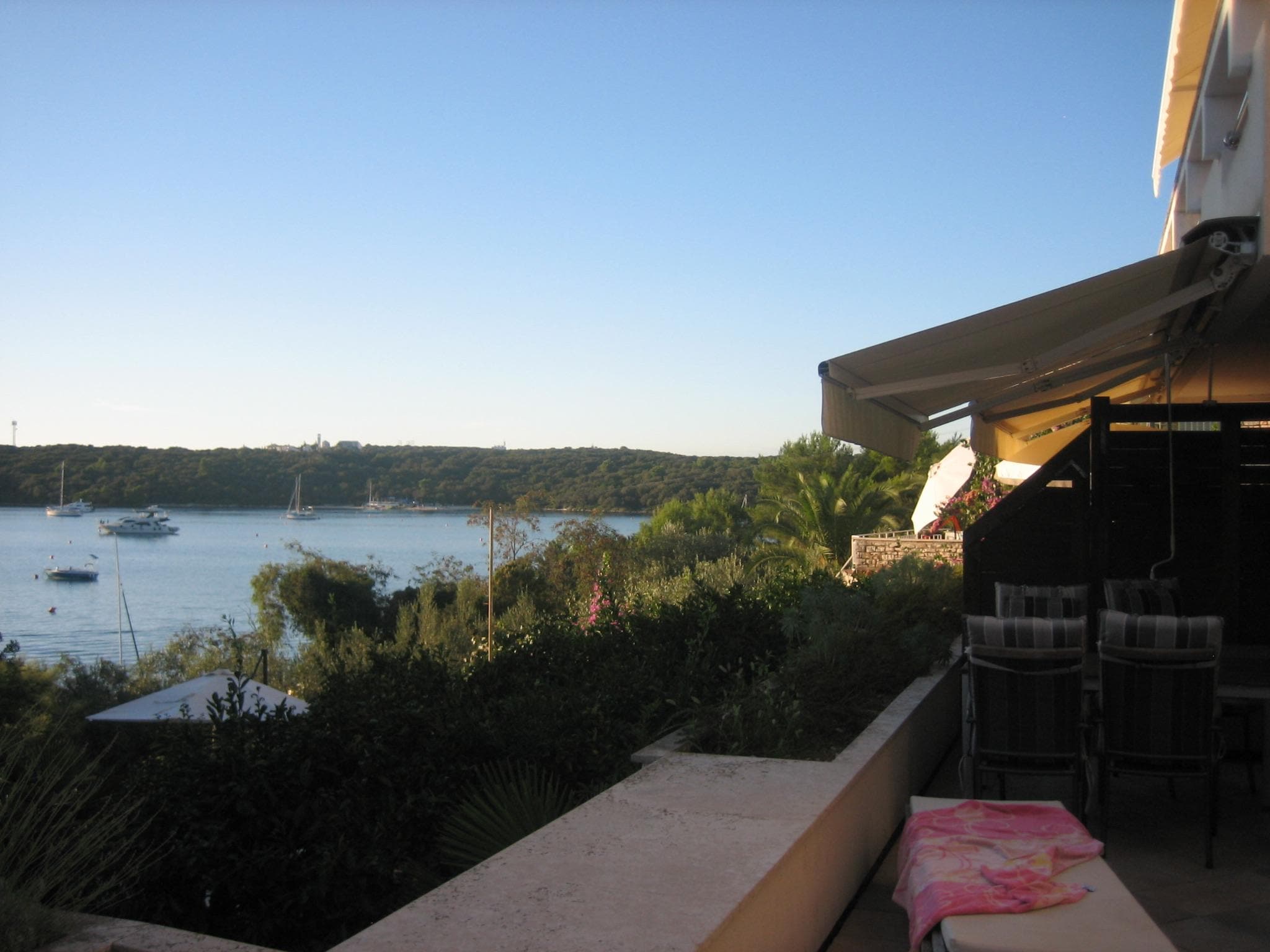 Terrasse mit Hafenblick
