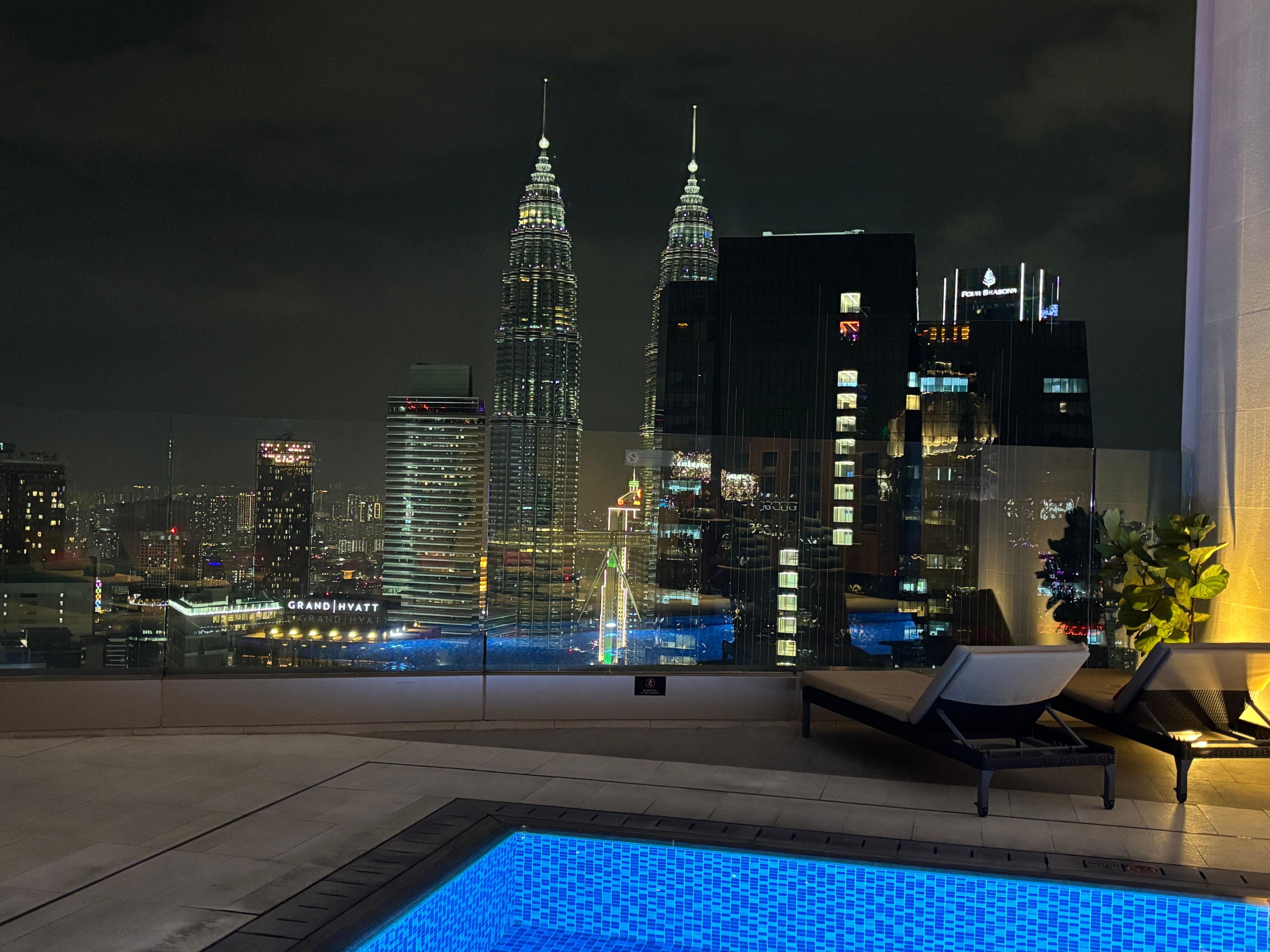 夜のエントランス