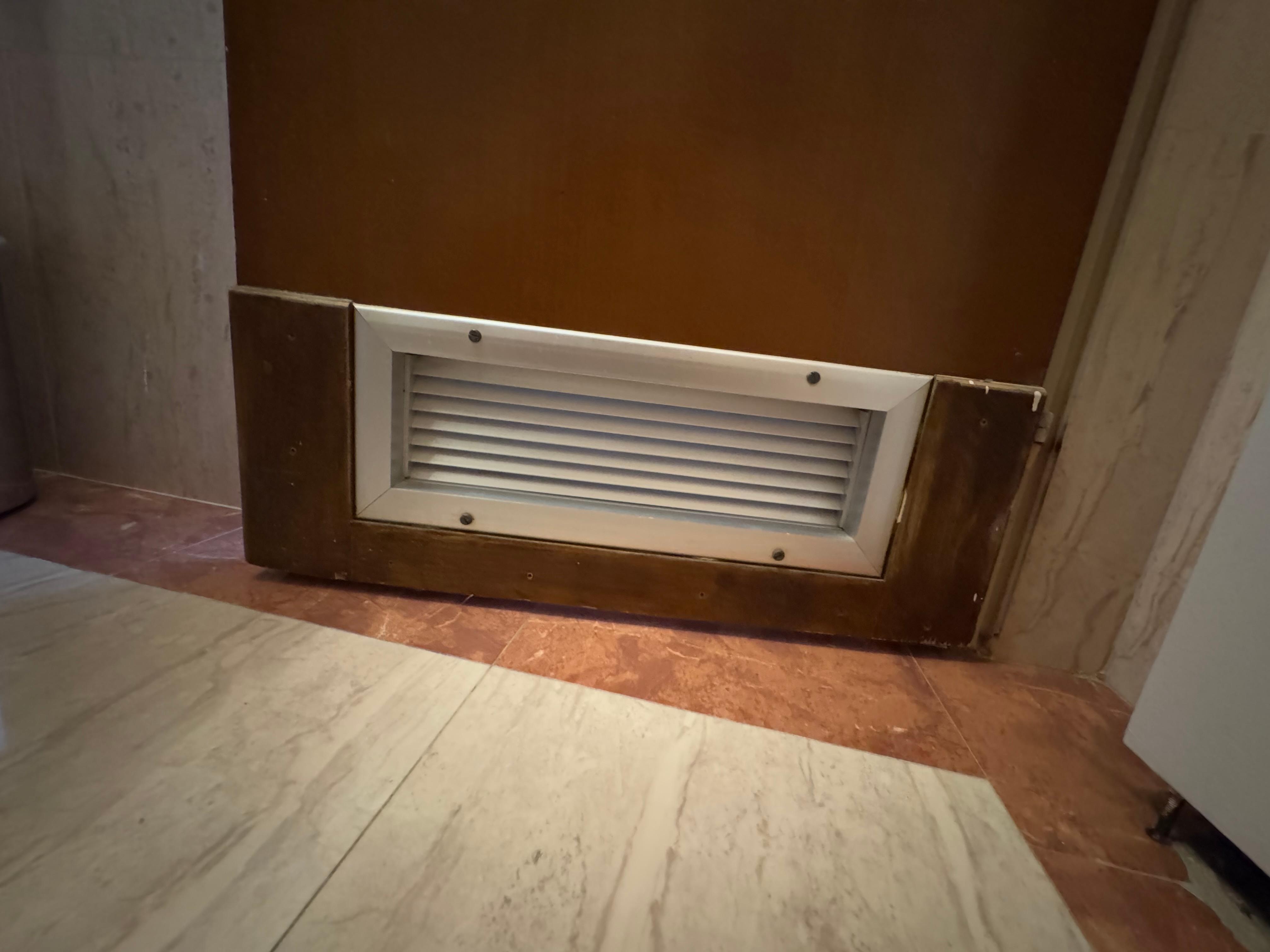 Bas de porte toilettes