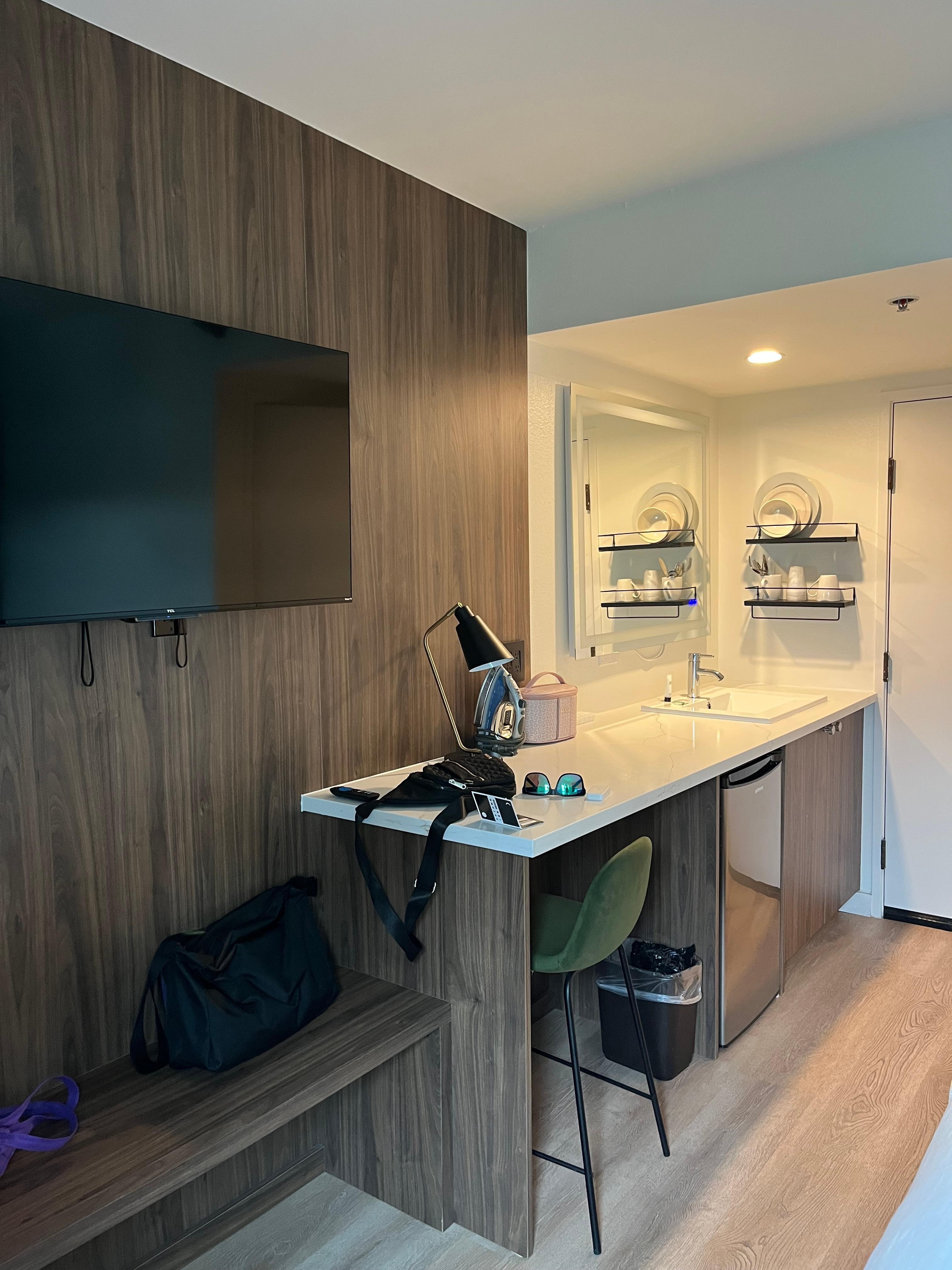 Tv, sink, dishes