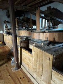 The old mill can still be seen in this “museum “ room. La partie du moulin préservée est encore visible, une piece musée