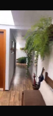 Ambiente corredor dos quartos bem arejado e aconchegante