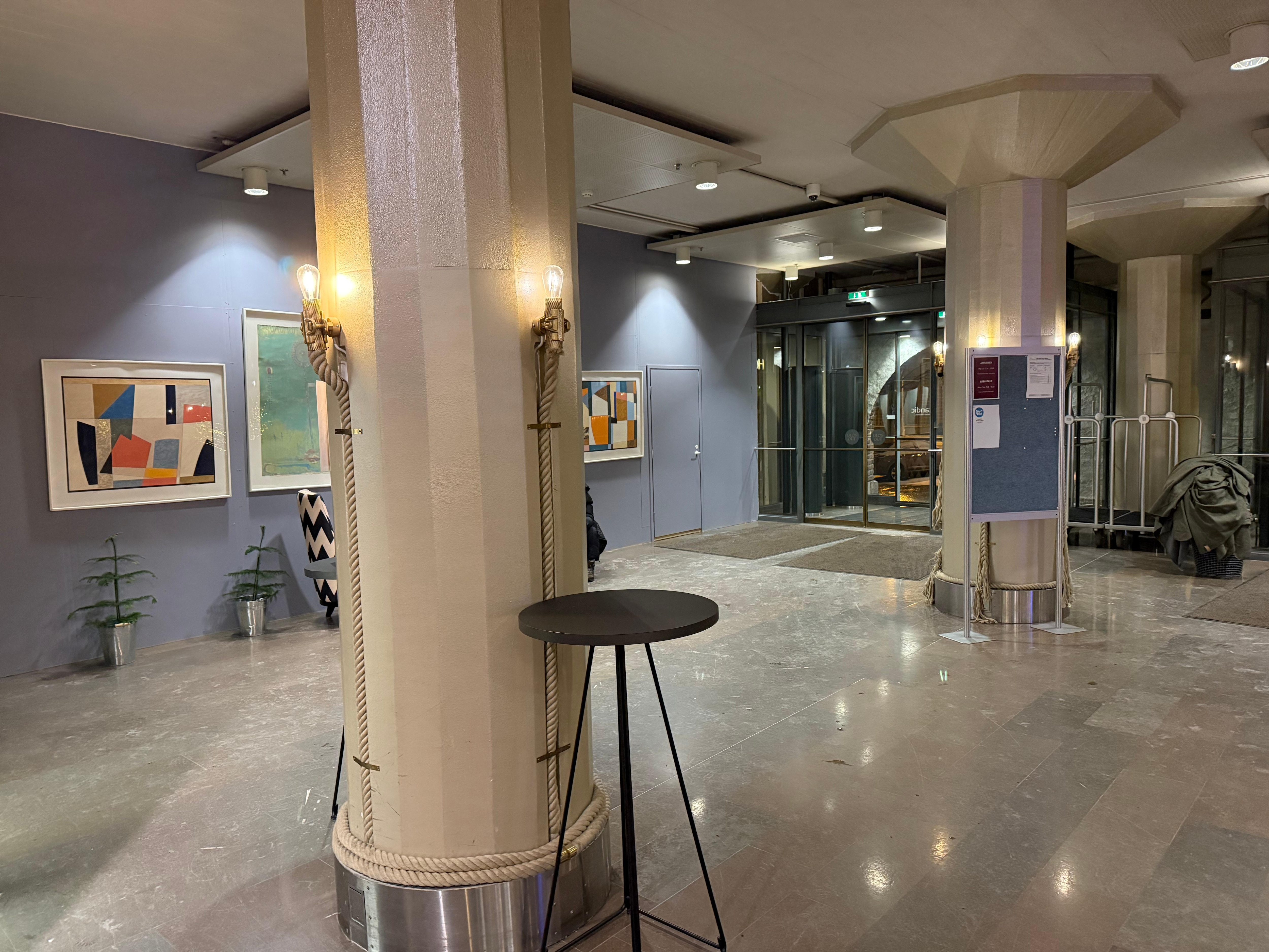 hinter der blauen Trennwand sollte das Restaurant sein