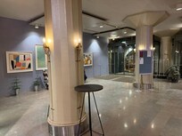 hinter der blauen Trennwand sollte das Restaurant sein