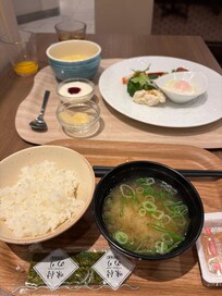 朝食は、洋食メニューを選択してしまい、ご飯と味噌汁を選んでしまいました。和食メニューを選べば良かったと後で思いました。それは、ご飯が、とっても美味しくて、おかわりしたくなったからです。京都ならではの味を楽しめば良かったかなぁ⁉️次回宿泊時は、和食にします。🤭
そして、女性スタッフの笑顔の対応も良かったです🙏