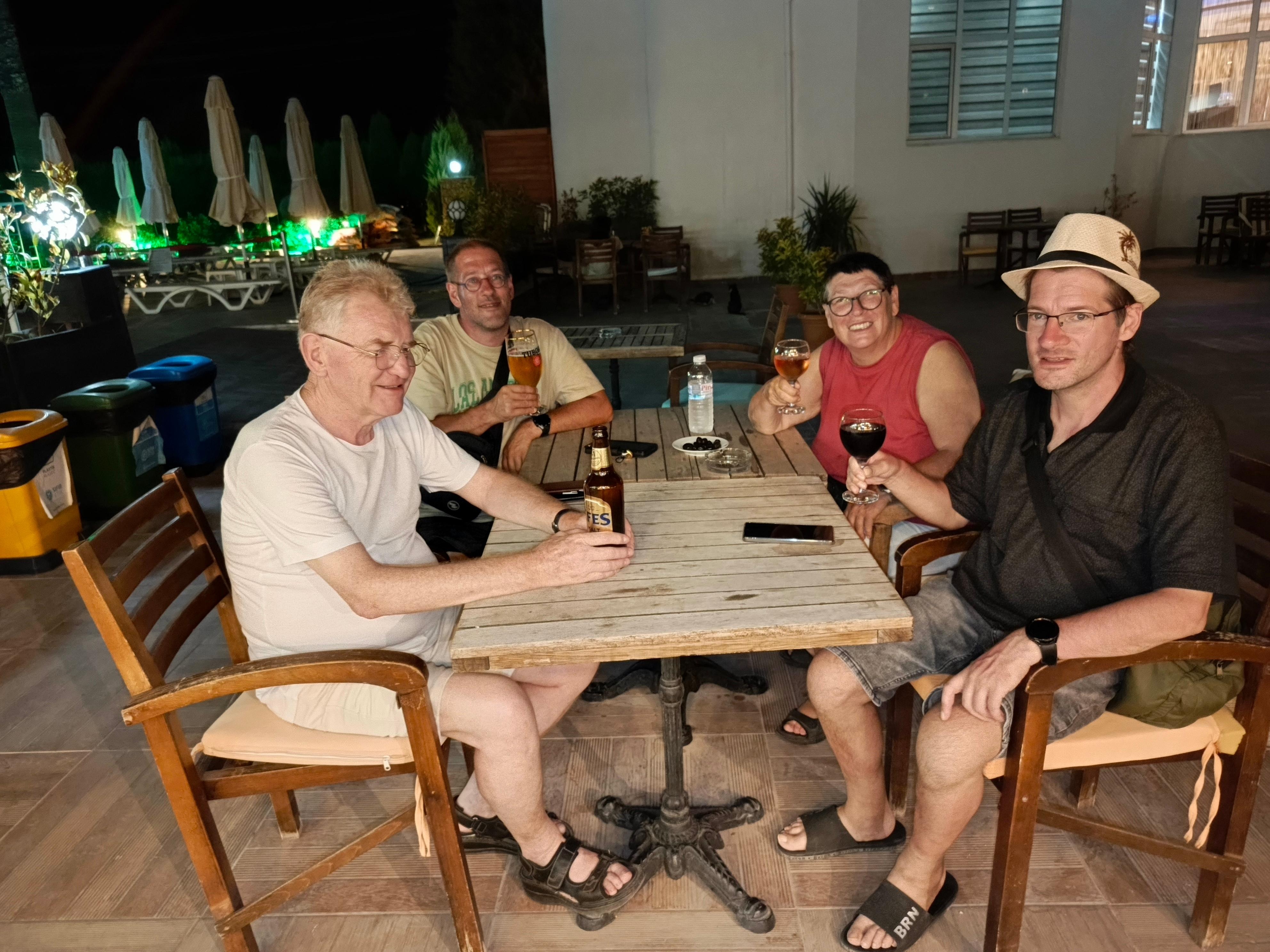 Gemütlich an der Poolbar entspannen