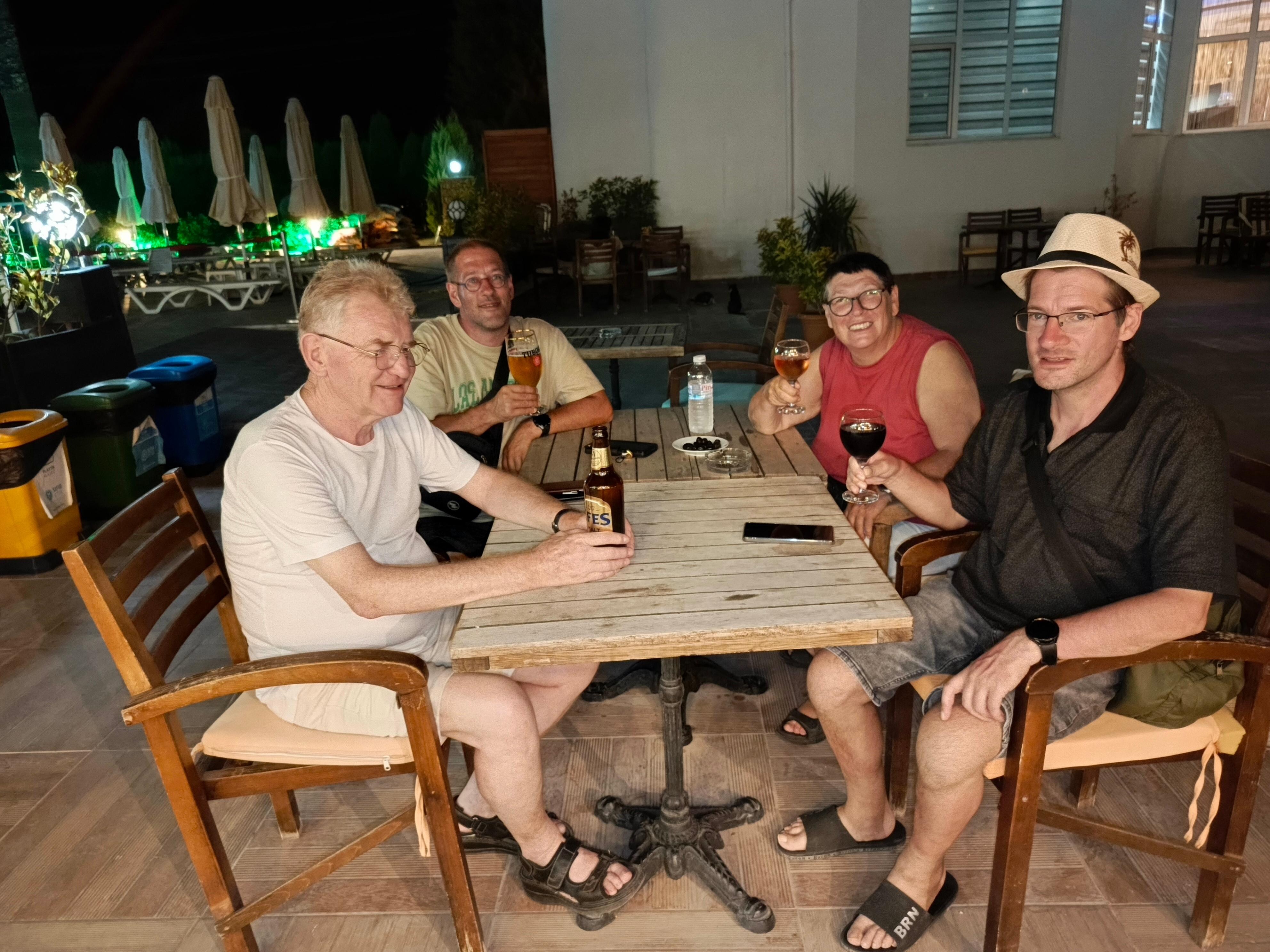 Gemütlich an der Poolbar entspannen