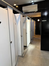 男女別トイレとシャワールーム