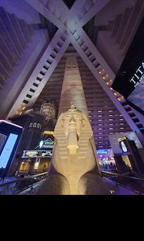 Esta bastante grande el hotel aunque de afuera parece más chico pero esta impresionante y me encanta el área de titanic