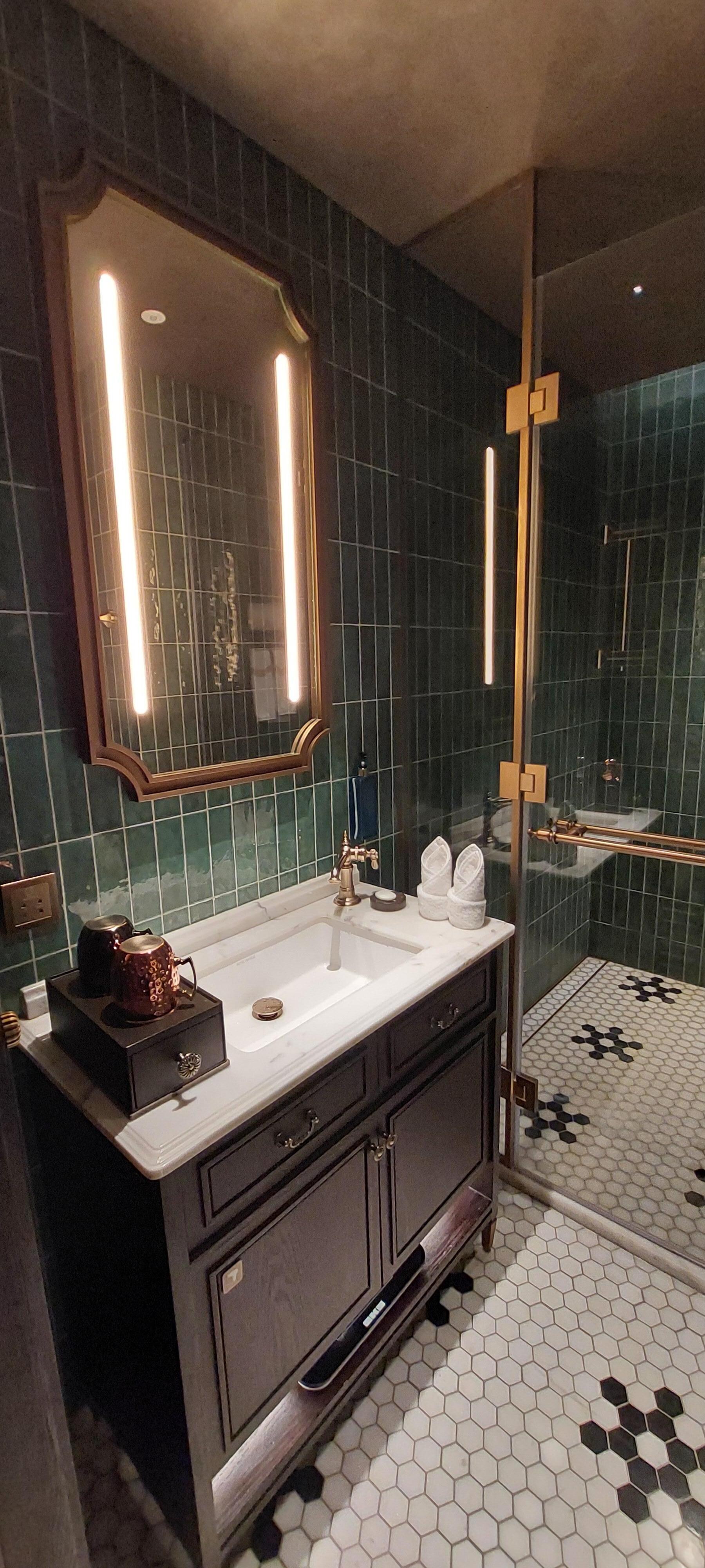 Bathroom of the 1930s room.