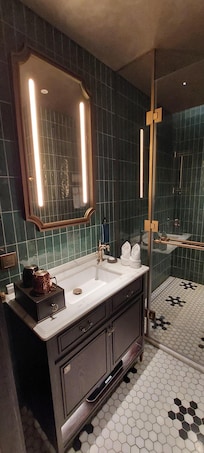Bathroom of the 1930s room.