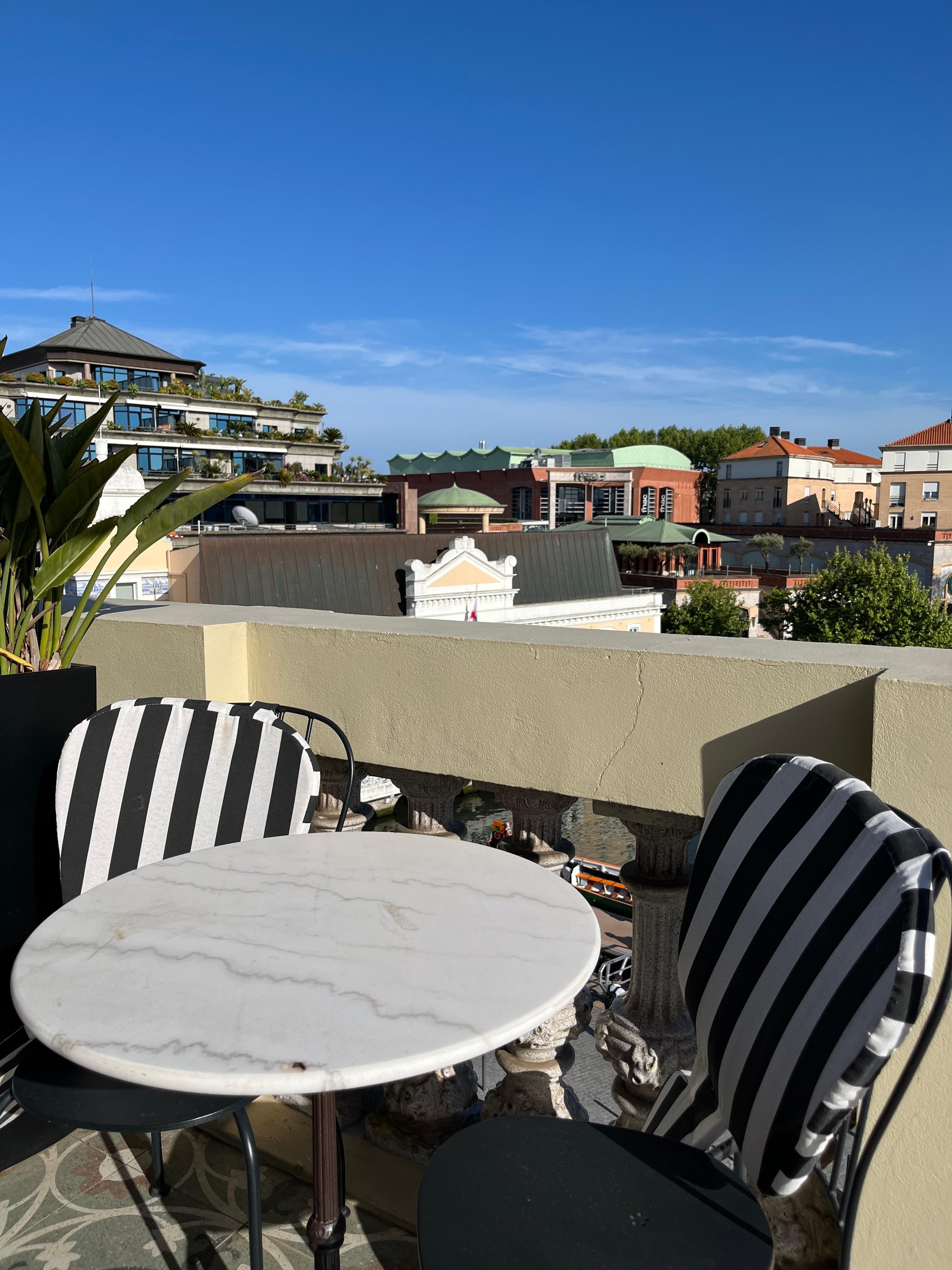 Rooftop breakfast and bar