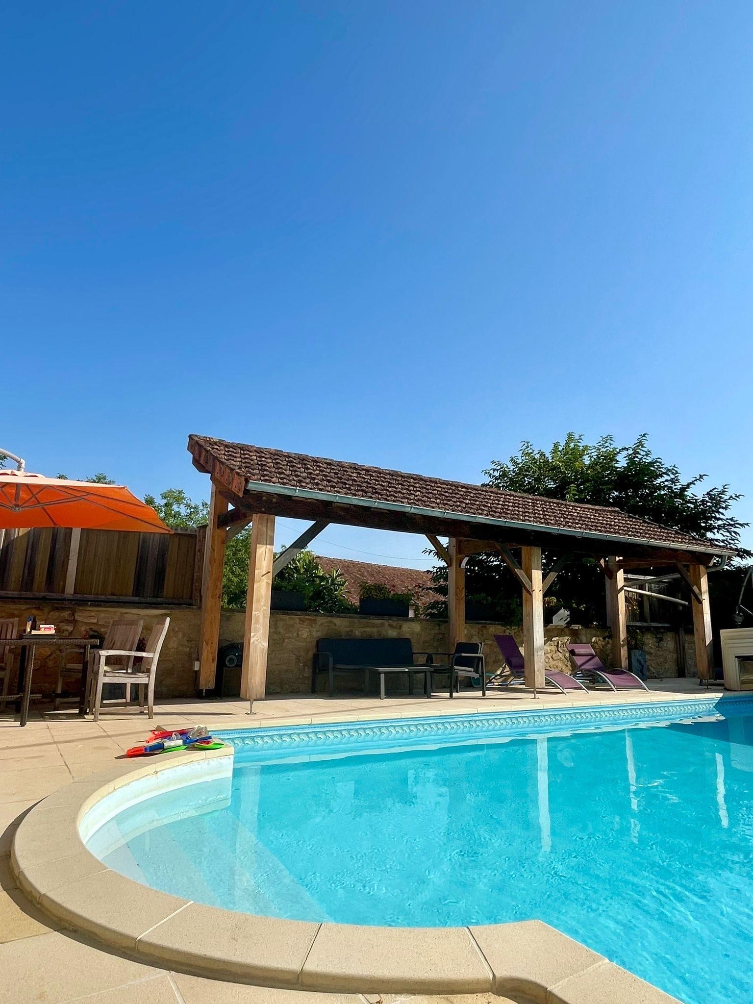 Lots of seating areas by the pool