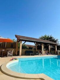Lots of seating areas by the pool
