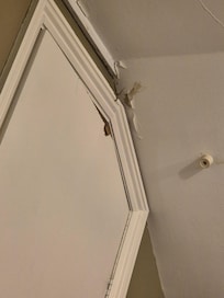 La puerta del baño está rota.