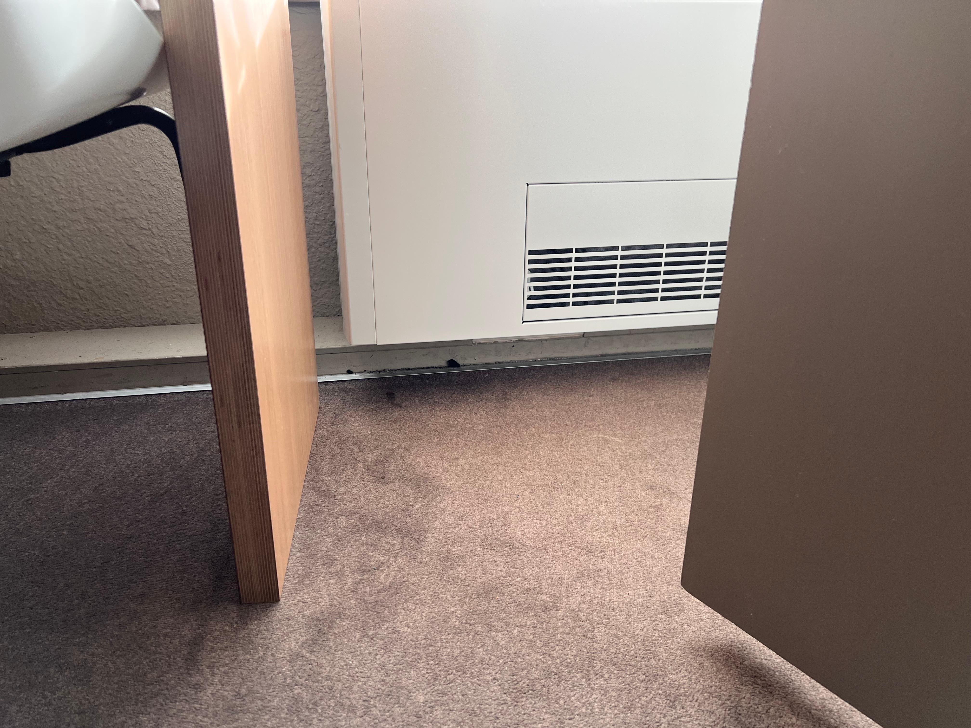 Der Boden unter der Heizung