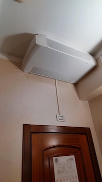 Stoffige airco en weer gescheurd behang